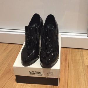 Moschino authentic closed pumps size 39